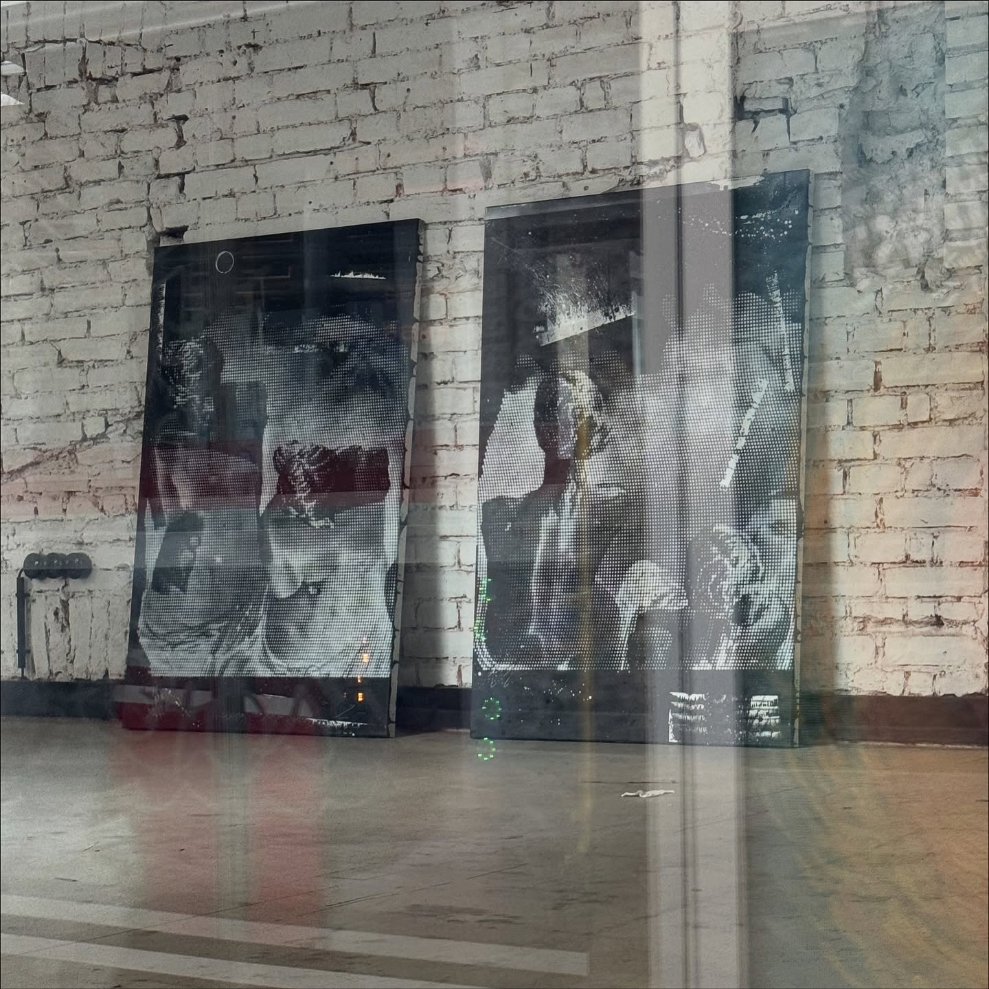 Glimpse of our Pop-Up show over the weekend featuring @c.oin.s @onlygert @kataoelschlaegel - thanks to...